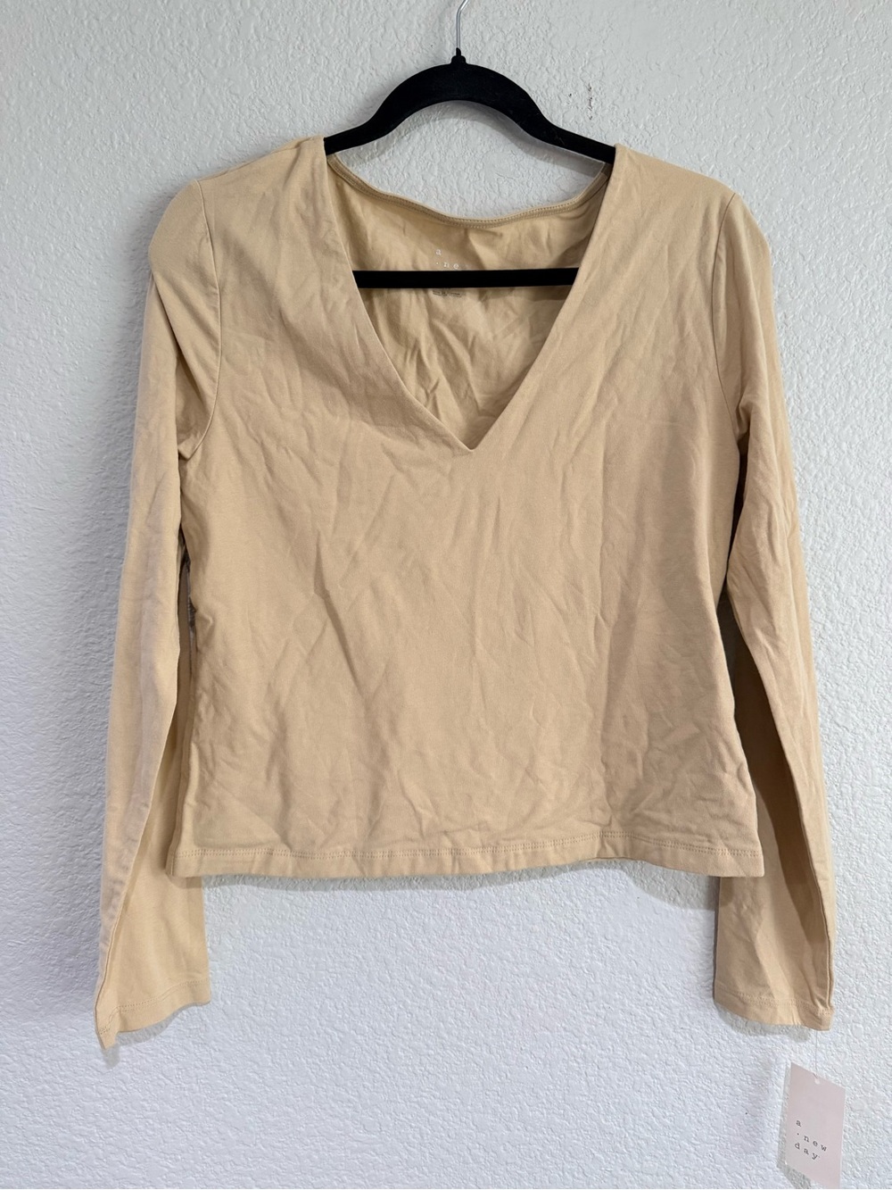 Women’s V-Neck Long Sleeve Top in Beige medium NWT